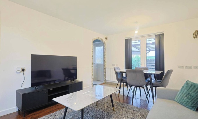 Levenshulme House | Manchester 3-Beds, Sleeps 6 with On-site Parking