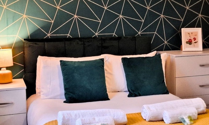 Manchester House | Manchester Townhouse by Bevolve - Free Parking