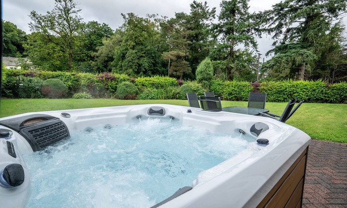 Penrith House | Mangahei Bungalow - On a working dairy farm with garden & Hot Tub