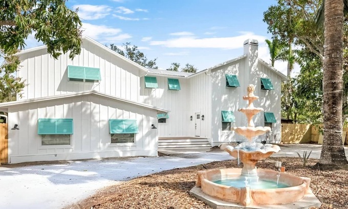 Bradenton House | Mango Manor - Massive 6BR 8 Bath Salt Pool Hot Tub Theater Gym By AMI Beaches