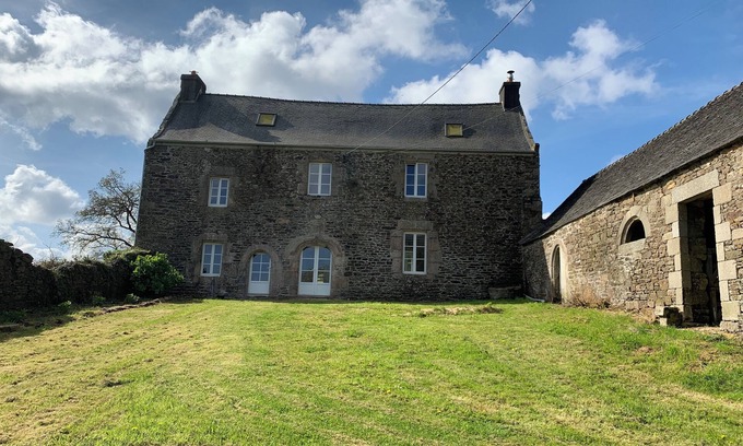 Lanneanou House | Manoir du 16 ème Siècle Rénové 6 Couchages Terrain de Tennis et Étang Privatif