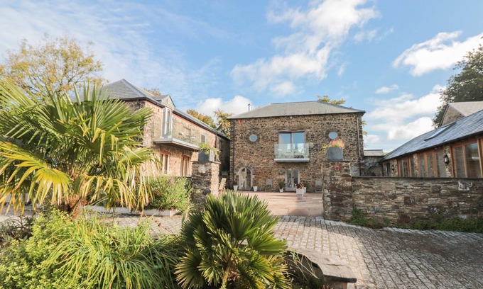 Bratton Clovelly House | MANOR COTTAGES, pet friendly, with pool in Bratton Clovelly