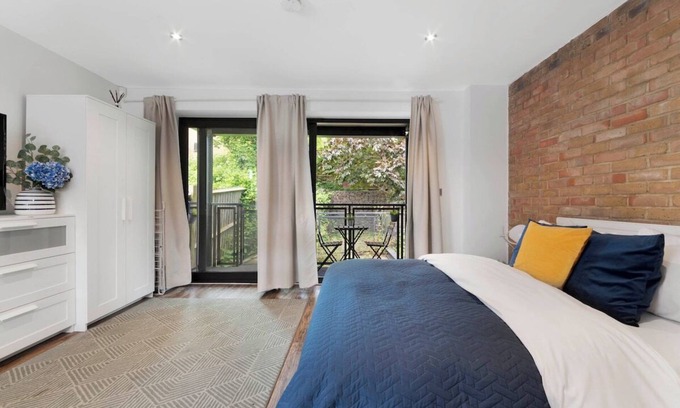 Harringay Apartment | Manor House Studio by MoreThanStays | Garden