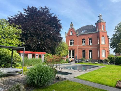 Toenisvorst House | Manor house with pool area