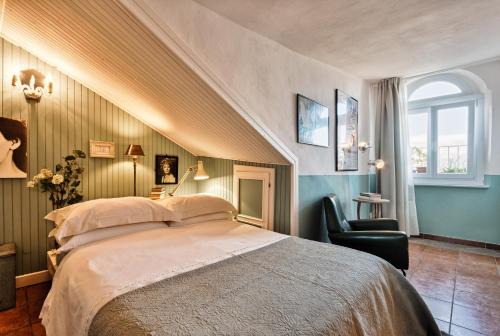 Historic Centre Apartment | Mansarda in Piazza Castello
