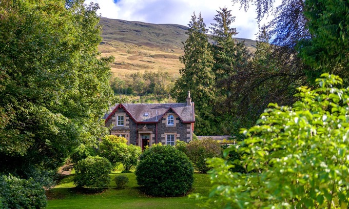 Arrochar Cottage | Mansefield House - a cottage that sleeps 10 guests in 5 bedrooms