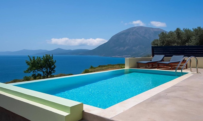 Marathokampos Apartment | Mantilada Villa With Private Pool by the Sea