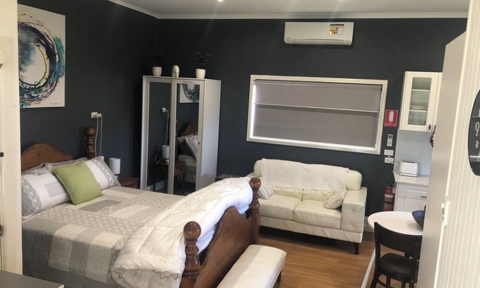 Butlers Falls Cottage | Maple Leaf Cottage - Pet Friendly, special rates for extended stays