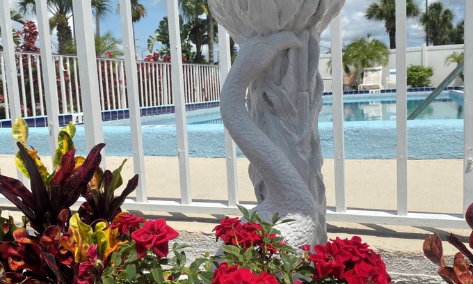 Kissimmee House | Maple Leaf Inn & Suites