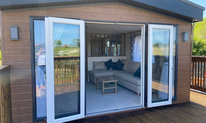 Briggswath Cottage | MAPLE LODGE, pet friendly, with hot tub in Whitby