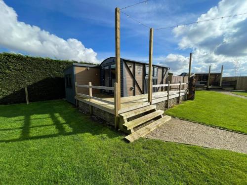 Frampton Apartment | Maple Lodge Quirky Salvaged Railway Carriage with Hot Tub