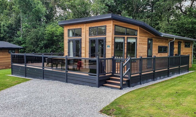 Pickering Ski Chalet | Maple Lodge | sleeps 6 - Hot Tub, Dog Friendly - 5* Visit England