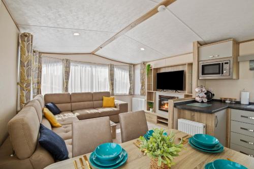 Begelly Cabin | Maple - Near Folly Farm Cosy Retreat