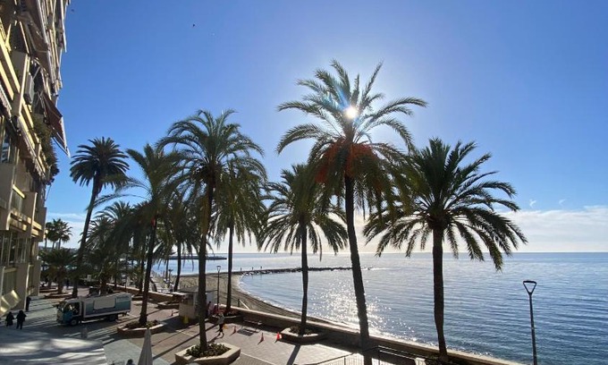 Marbella Seafront Promenade Apartment | Marbella Beach Front Edificio Mayoral Centro Ciudad y Primera Línea Playa Muy Amplio y Espacioso