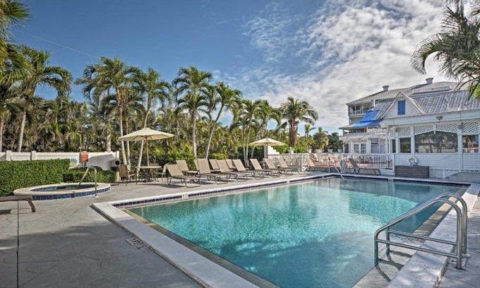 Marco Island Apartment | Marco Island Condo with Shared Pool and Hot Tub!