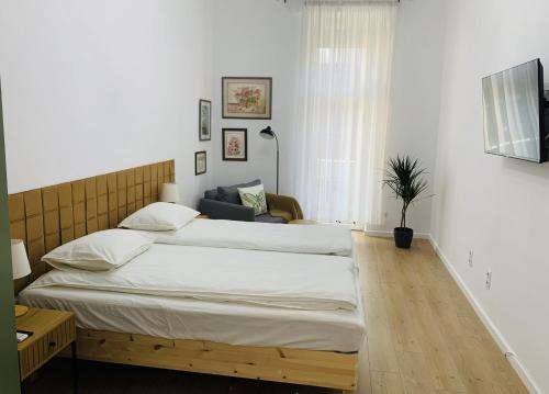 Orszagut Apartment | Margaret Boulevard Apartment - with balcony