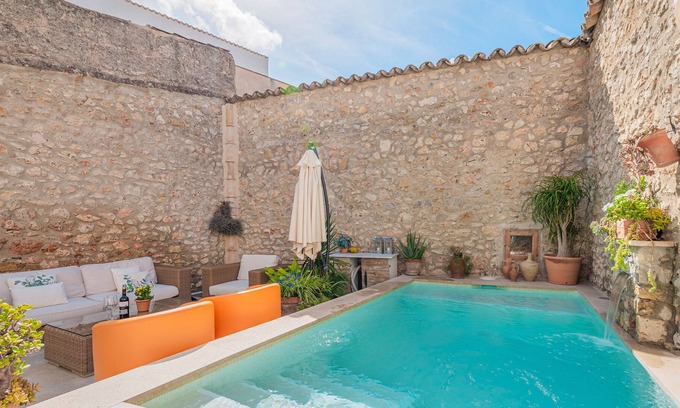 Maria de la Salut House | Maria de la Salut holiday home with garden and Wi-Fi