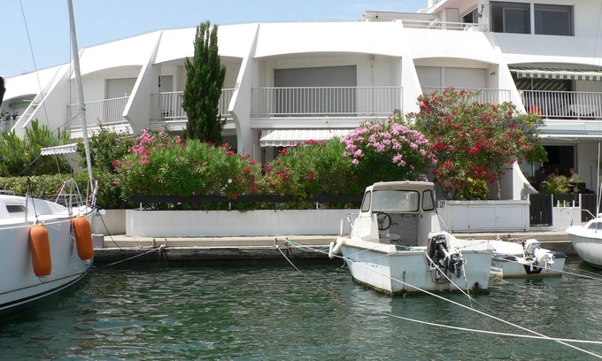 Le Grau-Du-Roi Apartment | MARINA IN PORT CAMARGUE FEET IN THE WATER WITH GARDEN, 200M FROM THE BEACH
