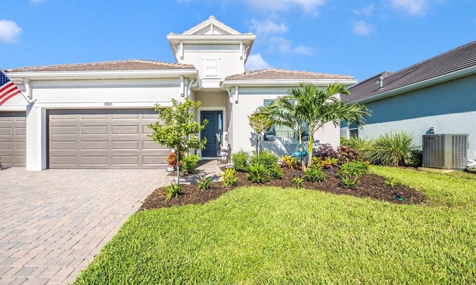 Venice House | Mariners Residence at Wellen Park 2600 sqft pool spa fireplace 3 car 85” TV