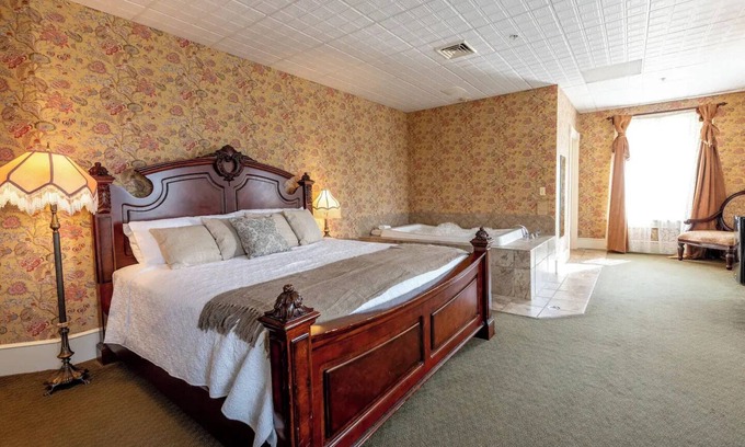 Geneseo Bed & Breakfast | Mark Twain Room - Big Tree Inn - In-Room Jacuzzinn