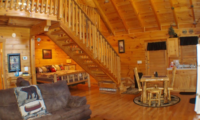 Sevierville Cabin | Mark10:27~2mile Pkwy-Dowtown Pigforge-Hotub-Jacz-Wifi-Gameroom.-NO EXTRA FEES