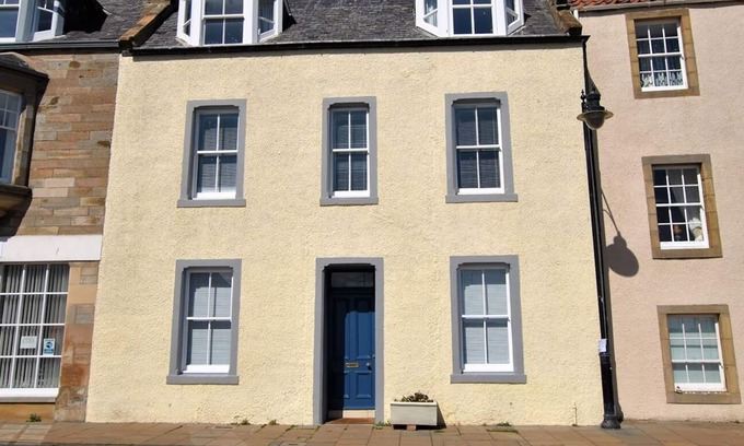 Pittenweem Apartment | Market Apartment- harbourfront studio, Pittenweem