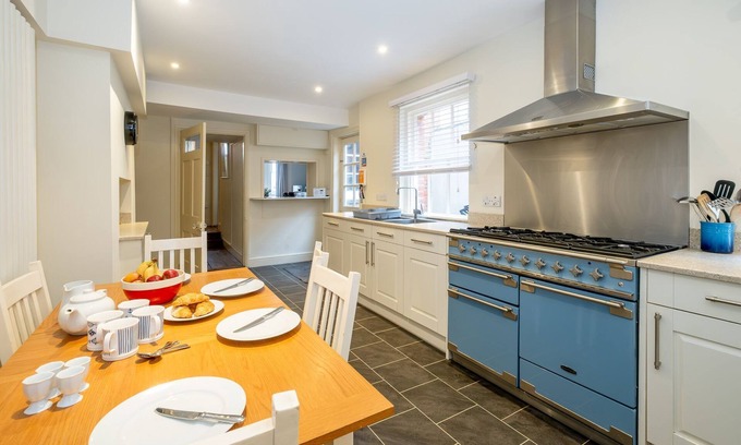 Aldeburgh Apartment | Market Place - sleeps 8 guests in 4 bedrooms