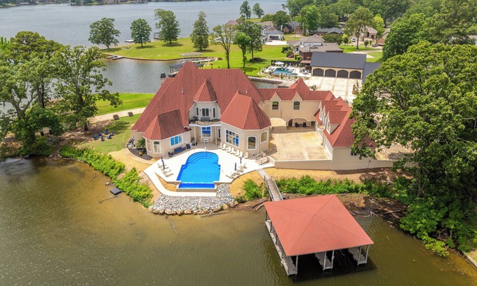 Rockwell House | Marlin Houzz: Lake Estate with Infinity Pool!