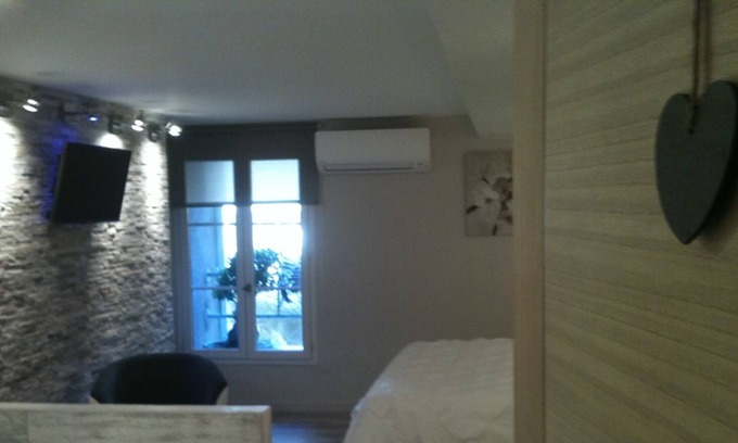 Les Grands Carmes House | MarseilleCity - Deluxe Room "Courtyard Side 1"