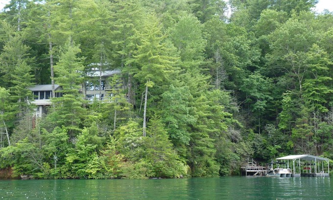 Salem House | Martin Pointe - Lake Front Home on Lake Jocassee