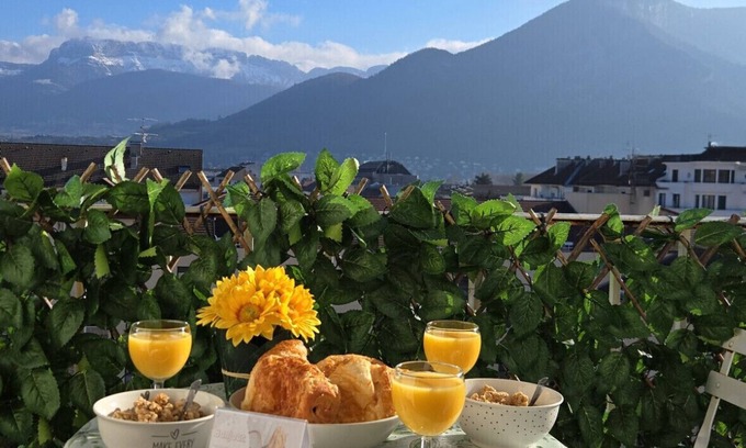 Annecy Old Town Apartment | Martine a Annecy parking vue magnifique