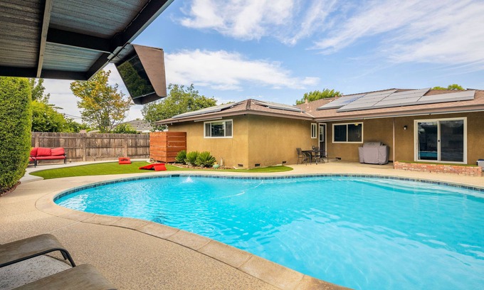 Raisin House | Marvel home w/Pool, Gazebo, Movie Room, Gym, Traeger