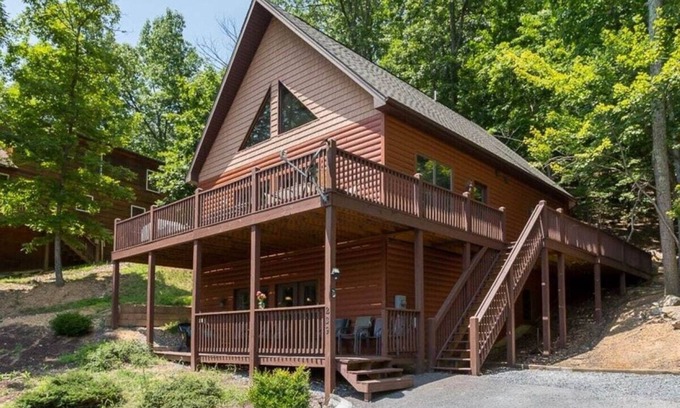 Massanutten Ski Chalet | Massanutten Log Home Near Slopes, 2 Master Suites, Hot Tub, Pool Table, Views
