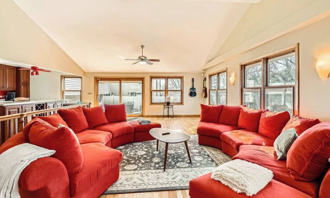 Lake Zurich House | Massive 5BR, 4-level 3k+sqft House, PokerRoom,PoolTable, Darts, Bowling,Grill