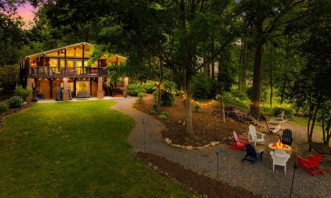 Mooresville House | Massive Dock Firepit Kayaks Ping Pong