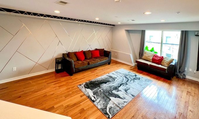 Fairmount House | Massive New 9 beds/2.5 bath | Sleeps 18 w/ Rooftop