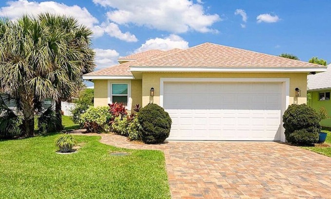 Avalon by the Sea House | Master on 1st Floor! Stylish Beach House Steps From Ormond Beach & near Daytona