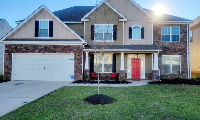 Evans House | Master's Rental with 4500 sqft. 10 miles to tournament