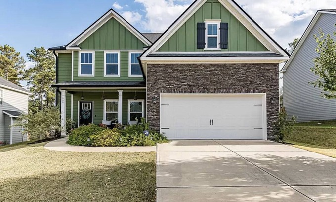 Evans House | Master’s Golf Rental, NO FEES, Sleeps 8, Pool, Parks, Walking Trail, Restaurants
