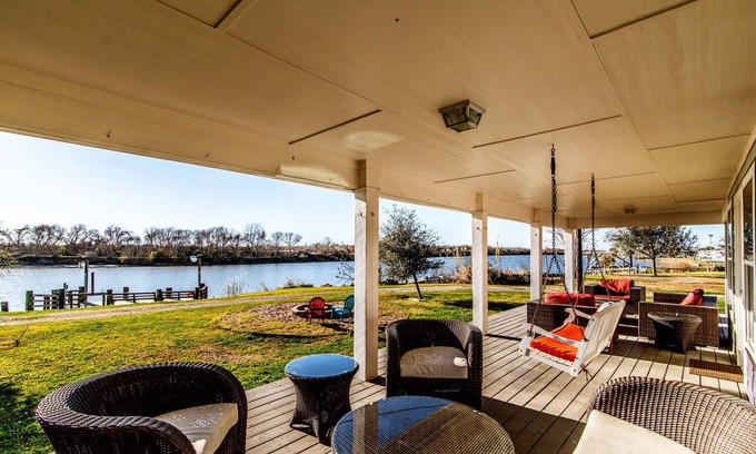 Matagorda Cottage | Matagorda Hidden GemRiver front night light onDock Family beach & fishing trips!