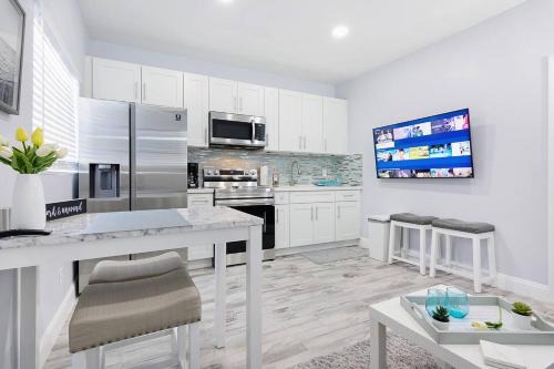 Hollywood Apartment | Mayas Blue Lagoon Luxury Suite #2