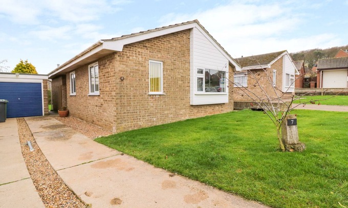 Cromer House | MAYFIELD DRIVE, family friendly, character holiday cottage in Cromer