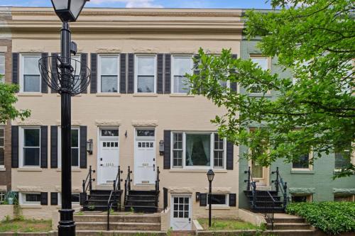 Old Town Alexandria House | Mayflower Hospitality 4B Retreat- Old Town, VA