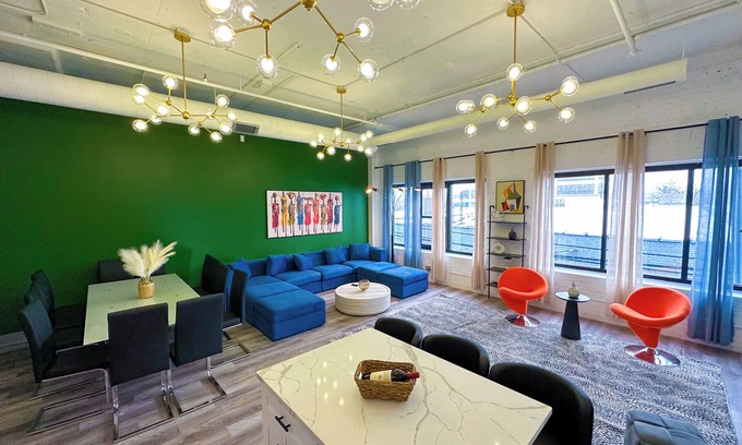 Near South Side Apartment | McCormick 6B/4Ba Luxury Suite for groups/12 guests
