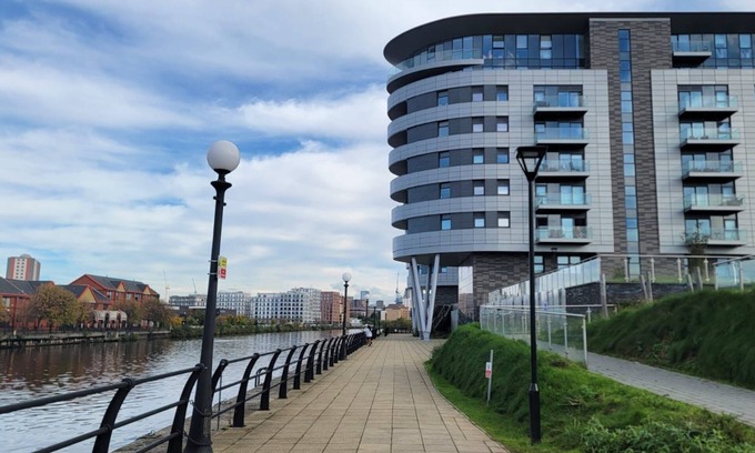 Trafford Apartment | MCR's Luxurious 2 Bed Haven with Balcony - Proximity to Manchester United