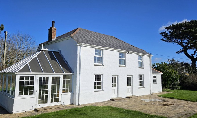 Mylor Churchtown Cottage | Meadow House - a cottage that sleeps 6 guests in 3 bedrooms
