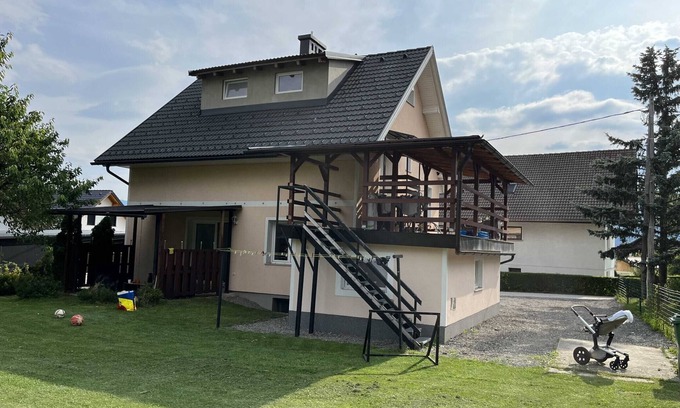 Zirovnica Apartment | Meadow Tranquil Apartments with Evergreen Garden - One Bedroom Apartment