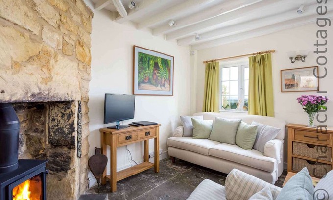 Blockley Cabin | Meadow View is a stone cottage, built to house the weavers who worked in the silk mills of Blockley