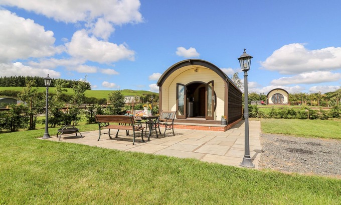 Rhayader Cottage | MEADOW VIEW, pet friendly, with hot tub in Rhayader