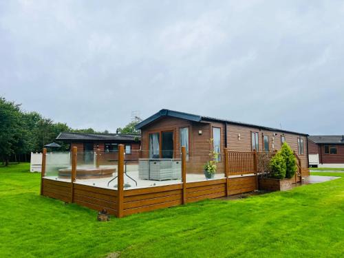 Malton Cabin | Meadows Lodge with Hot Tub